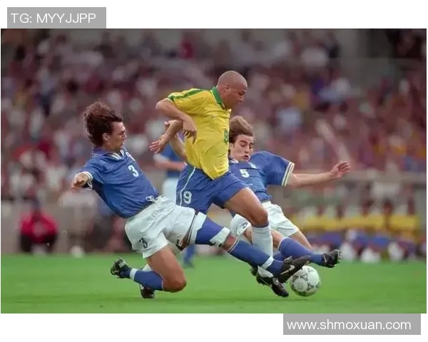 足球明星亲临篮球赛场为比赛增添精彩瞬间 足球明星亲临篮球赛场为比赛增添精彩瞬间