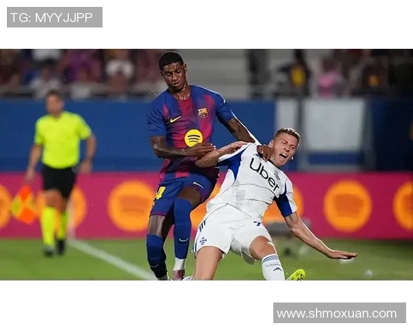 足球明星扔球衣瞬间定格展现激情与荣耀的完美结合